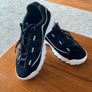 Fila Sneakers Excellent Condition Size 8.5 Black and white tennis shoes